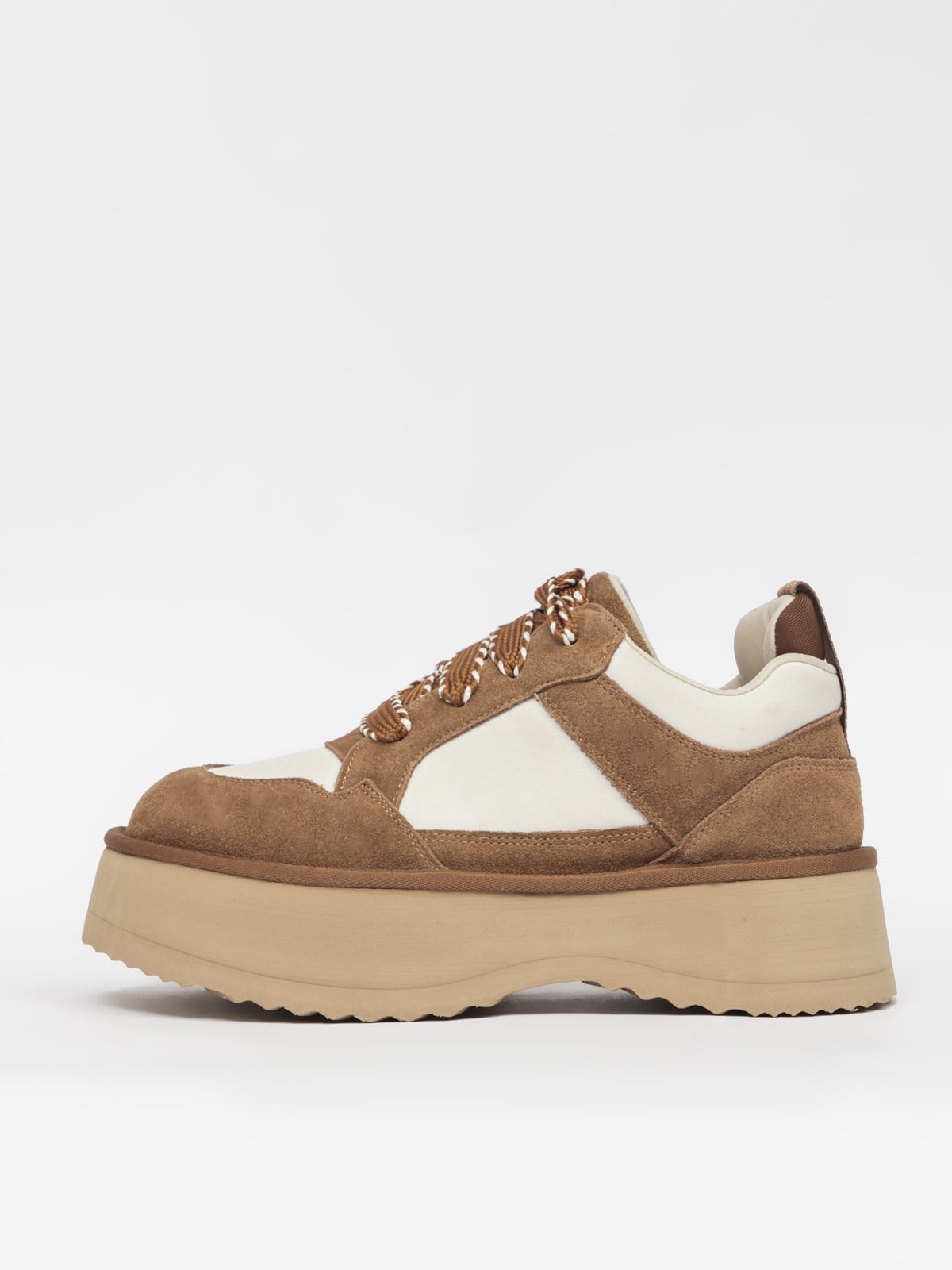 L'ARTE MILANO women's casual shoes in chestnut leather, featuring a comfortable slip-on design and stylish stitching details.