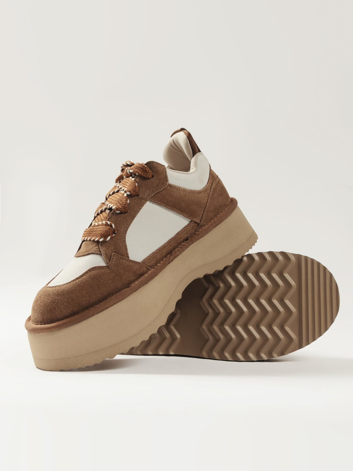 Women's casual footwear by L'ARTE MILANO, featuring comfortable slip-on shoes in chestnut color with stylish design.