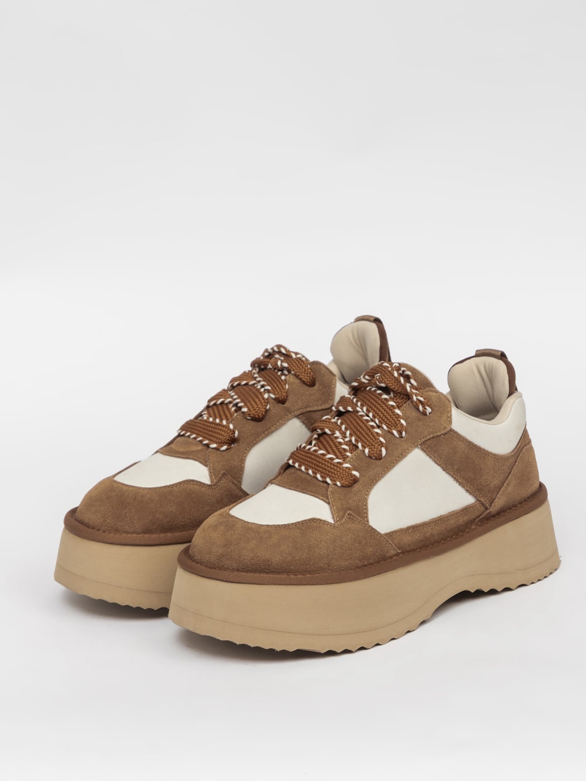 L'ARTE MILANO women's casual footwear in chestnut color, featuring comfortable design and stylish details.