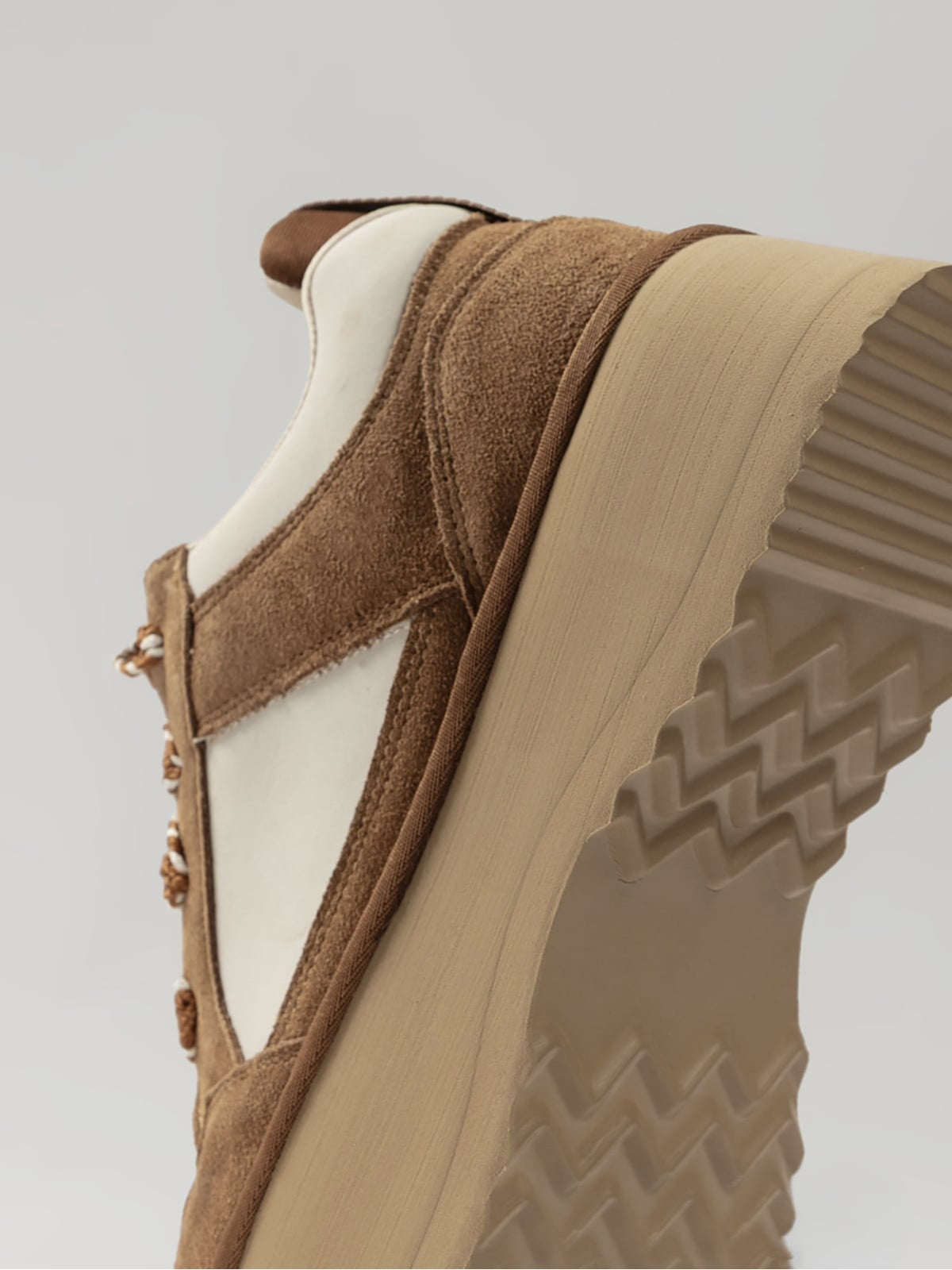 L'ARTE MILANO women's casual footwear in chestnut color, showcasing comfortable slip-on shoes with stylish design.