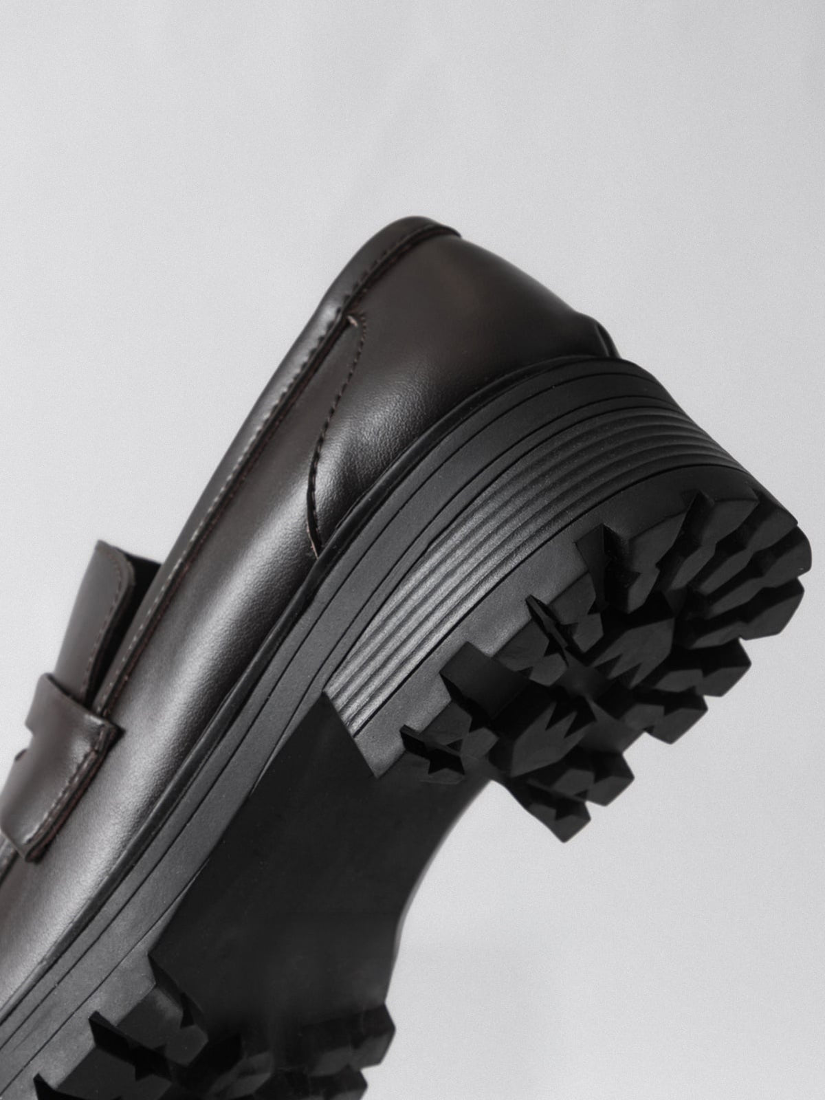 Women's leather footwear by L'ARTE MILANO, dark brown shoes with sleek design and comfortable style.