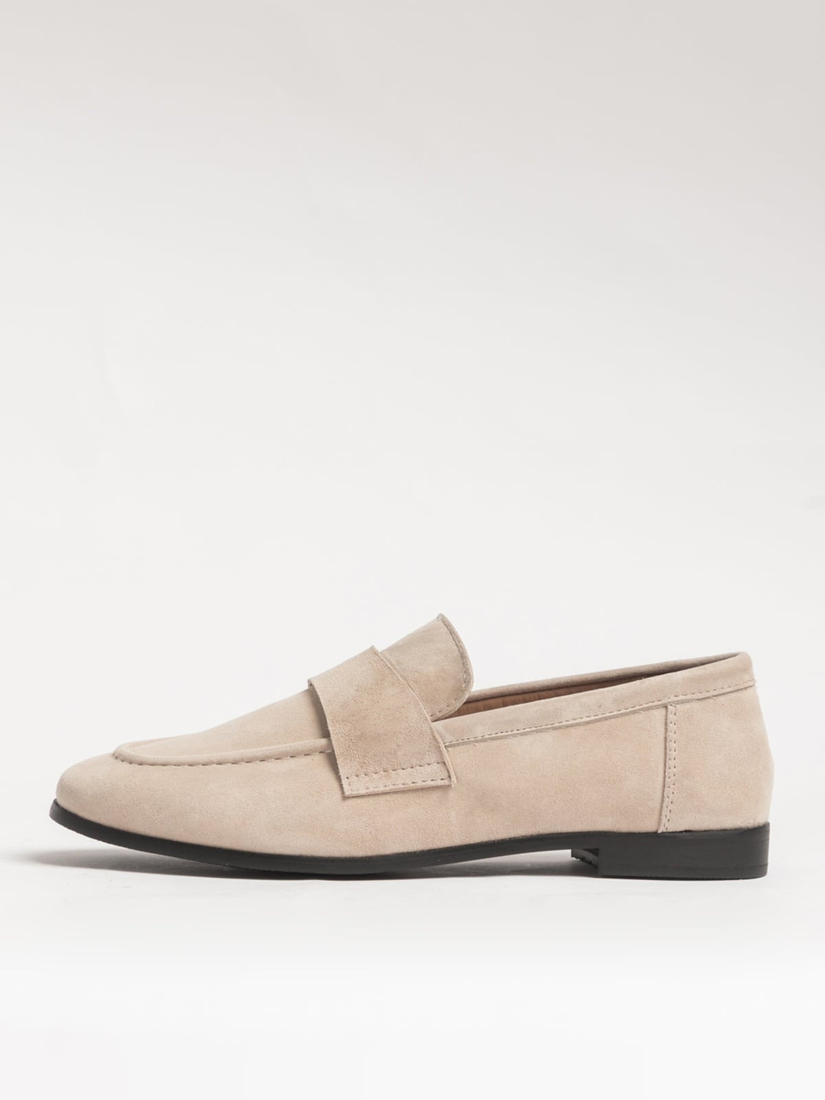 Women's leather footwear by L'ARTE MILANO with beige shoes featuring sleek design and stylish detailing.