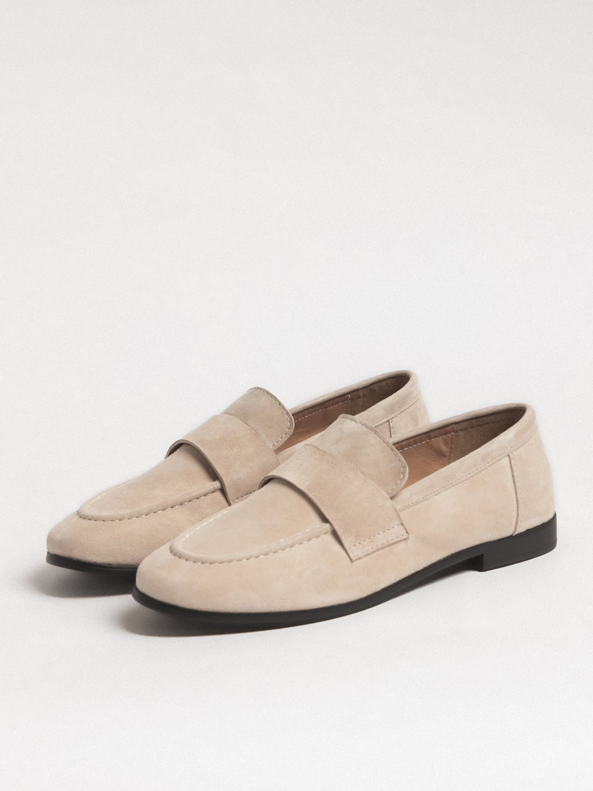 Women's leather footwear by L'ARTE MILANO, showing stylish slip-on shoes in a neutral sand color with smooth leather finish.