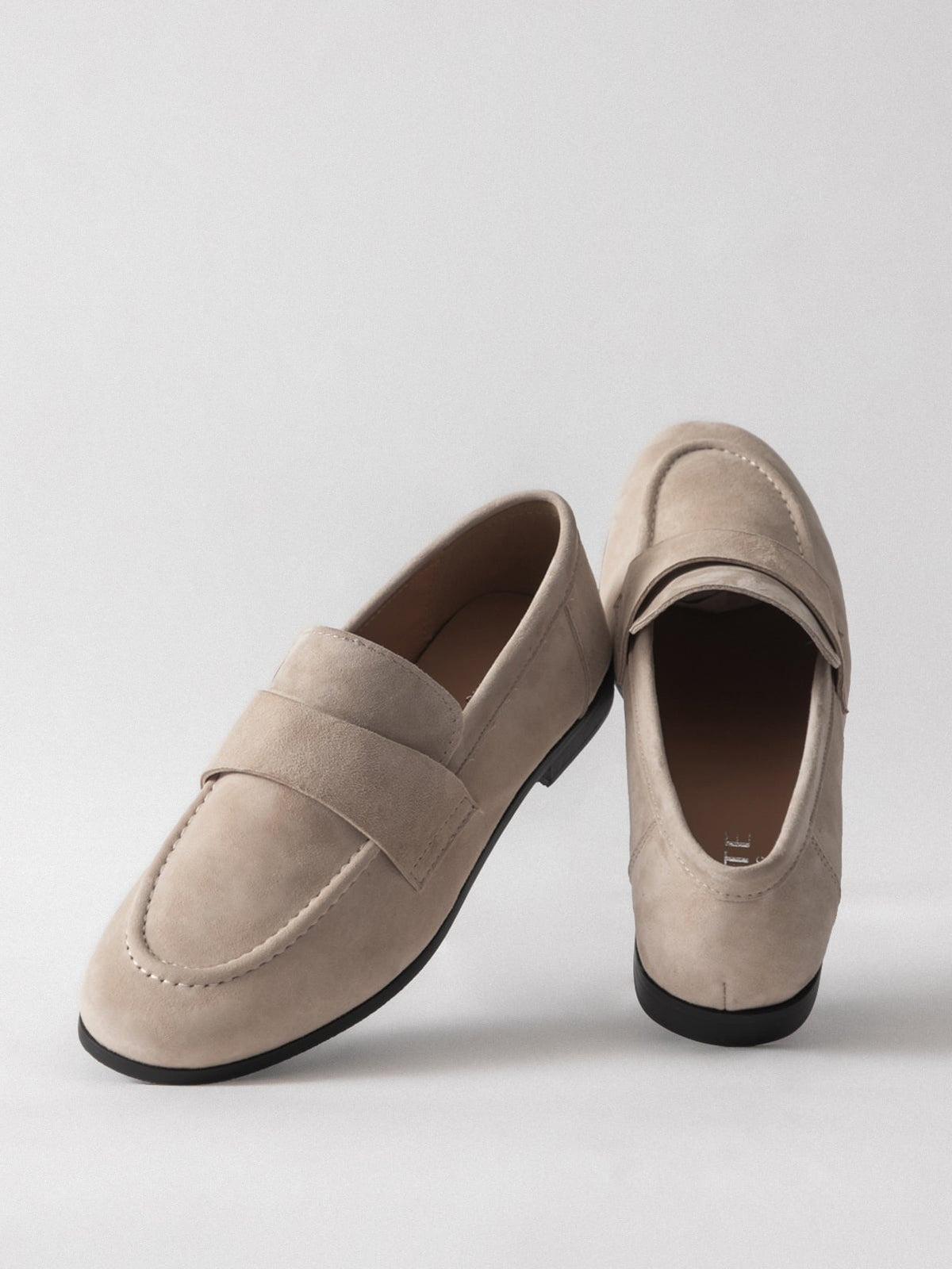 Women's leather footwear by L'ARTE MILANO, showcasing stylish, beige leather shoes with a sleek design and comfortable fit.