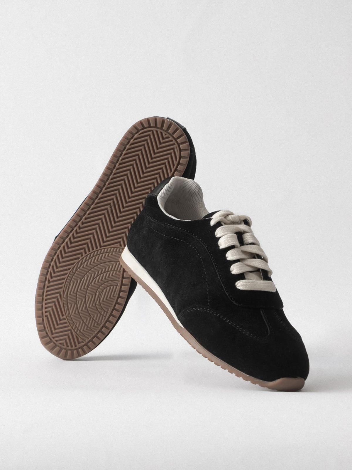 Women's black leather casual shoes by L'ARTE MILANO, stylish footwear with a sleek design and comfortable fit.