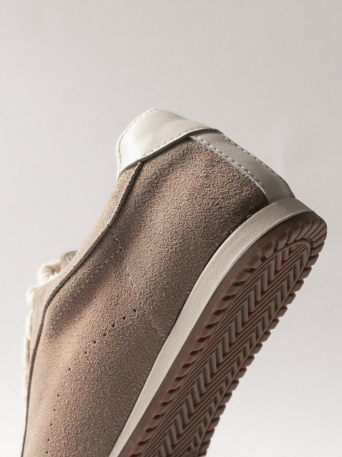 Women's leather casual shoes by L'ARTE MILANO, featuring stylish dark sand-colored footwear with comfortable design.