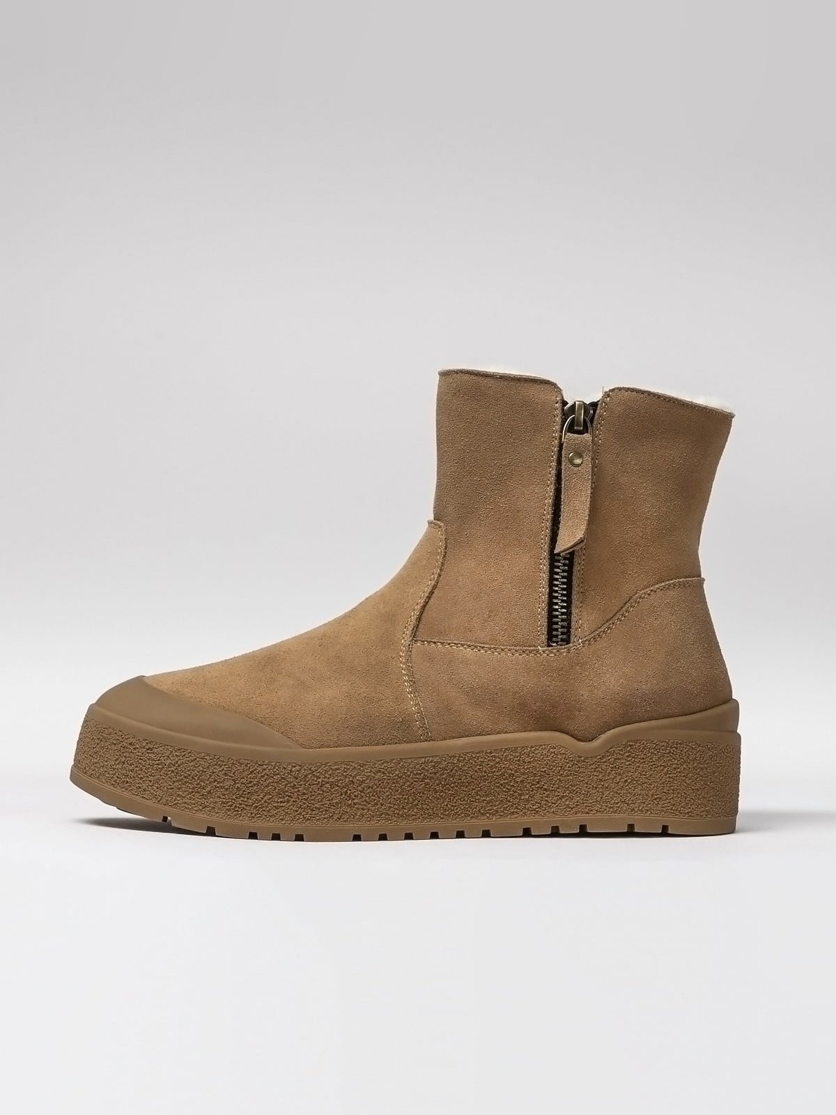 Women's leather footwear by L'ARTE MILANO featuring chestnut-colored shoes with sleek design and polished finish.