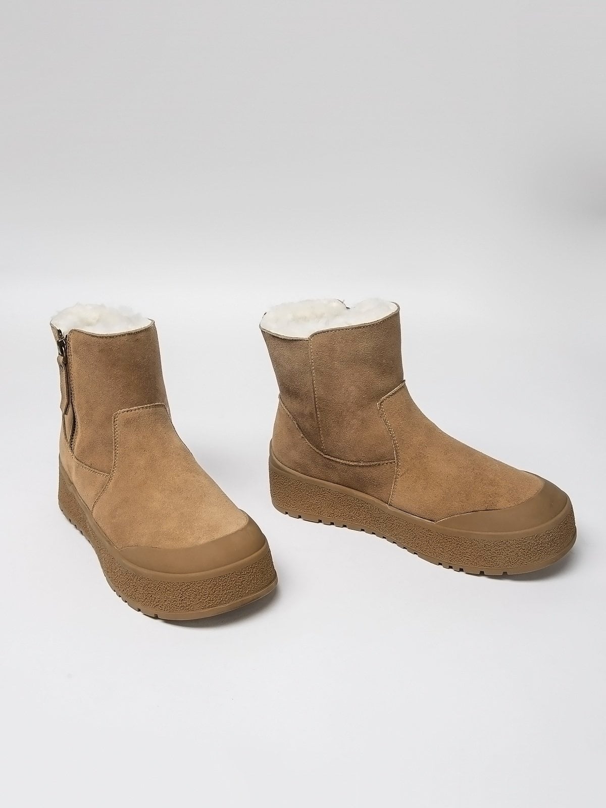 L'ARTE MILANO women's leather footwear in chestnut color, featuring stylish and comfortable shoes with detailed stitching.