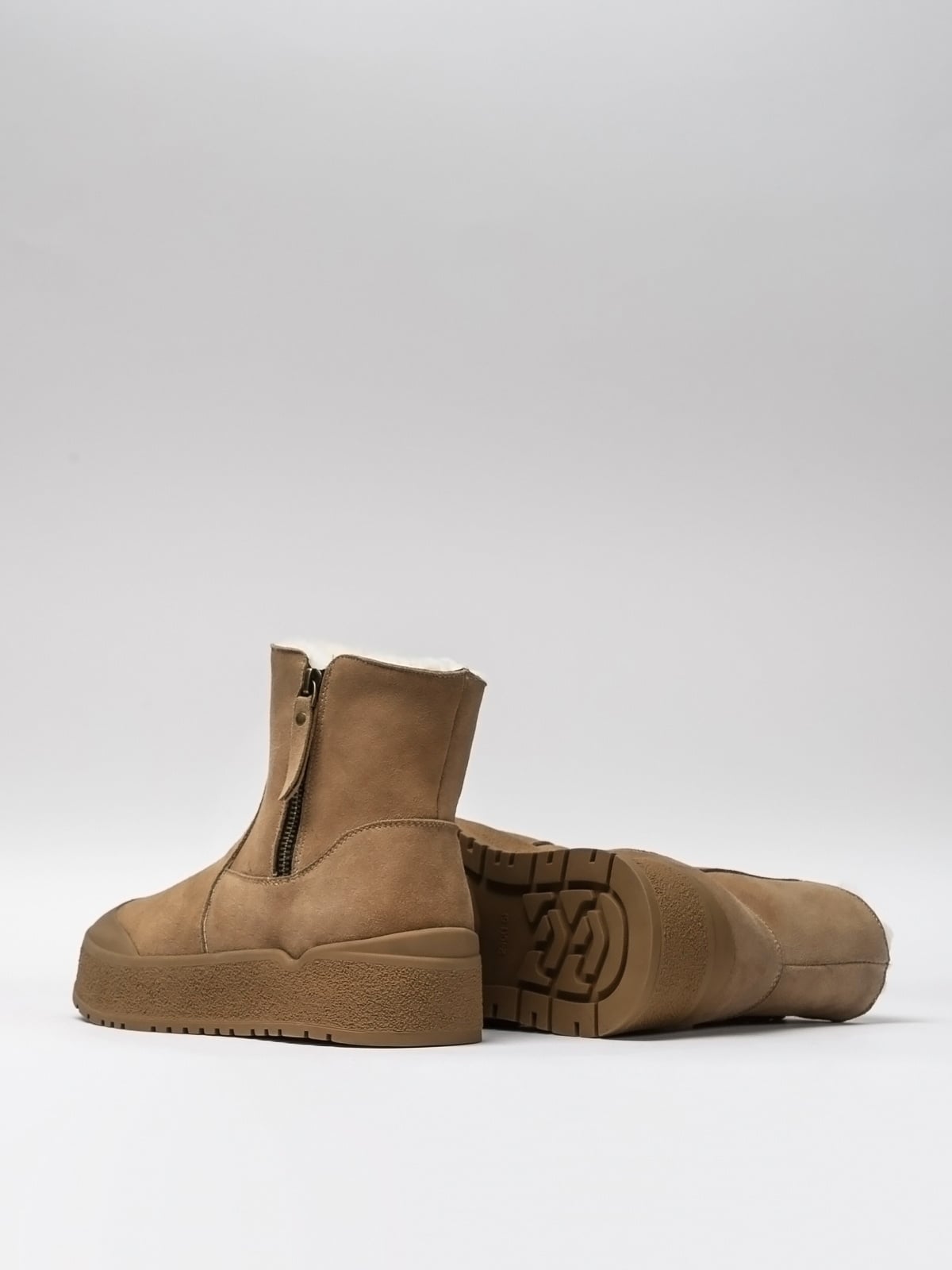 Women's leather footwear by L'ARTE MILANO, chestnut-colored shoes with stylish design and smooth leather finish.