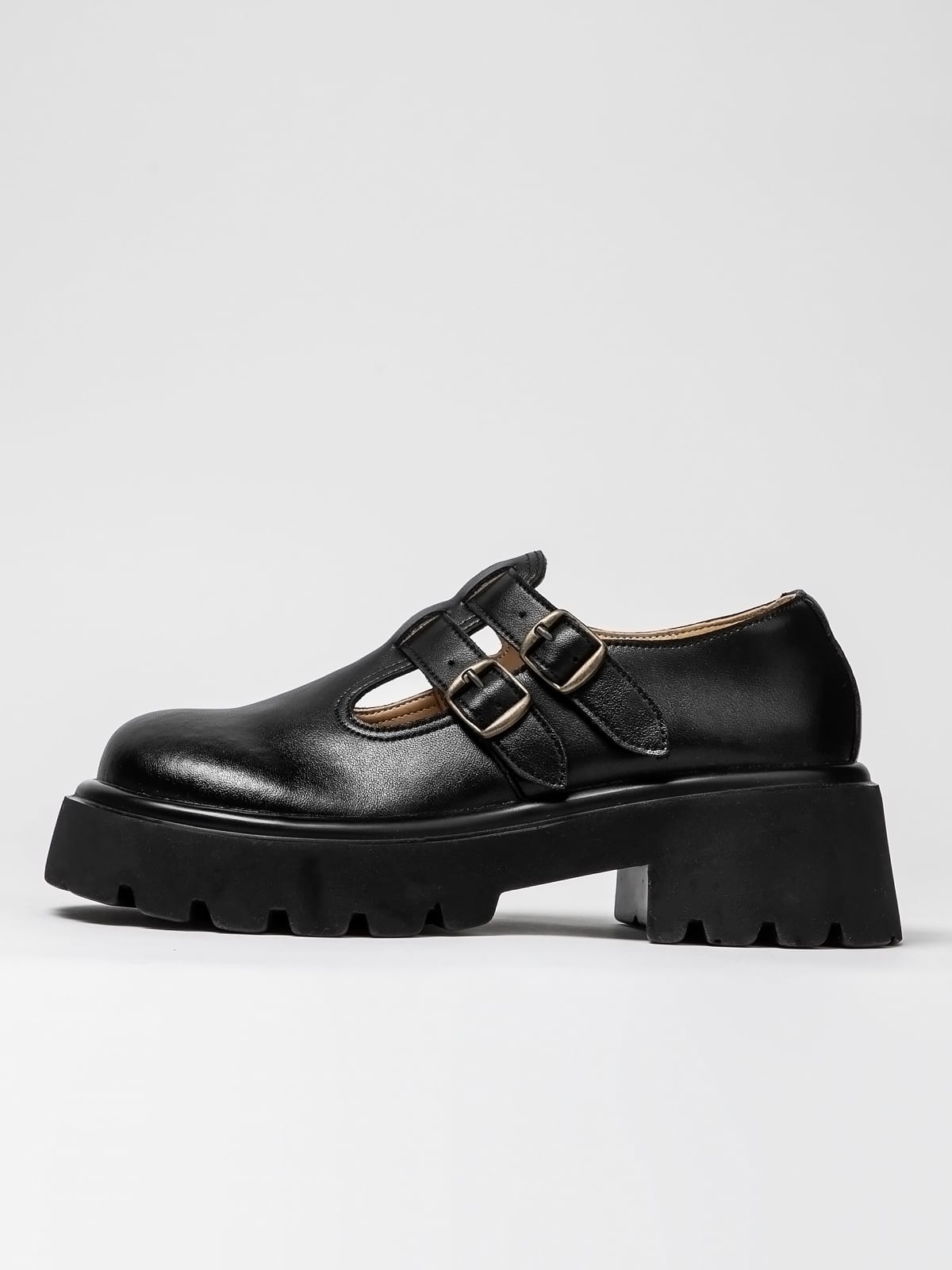 Women's leather footwear by L'ARTE MILANO featuring stylish, high-quality leather shoes with a sleek design.