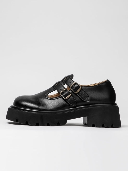Women's leather footwear by L'ARTE MILANO featuring stylish, high-quality leather shoes with a sleek design.