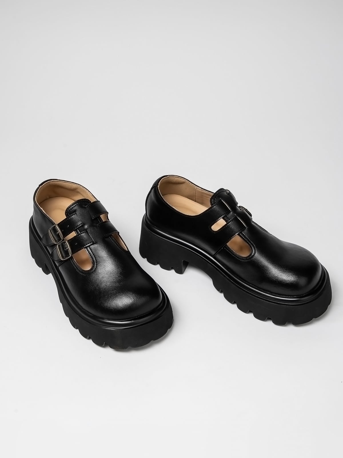 Women's leather footwear by L'ARTE MILANO, stylish shoes with a sleek design and smooth leather finish.