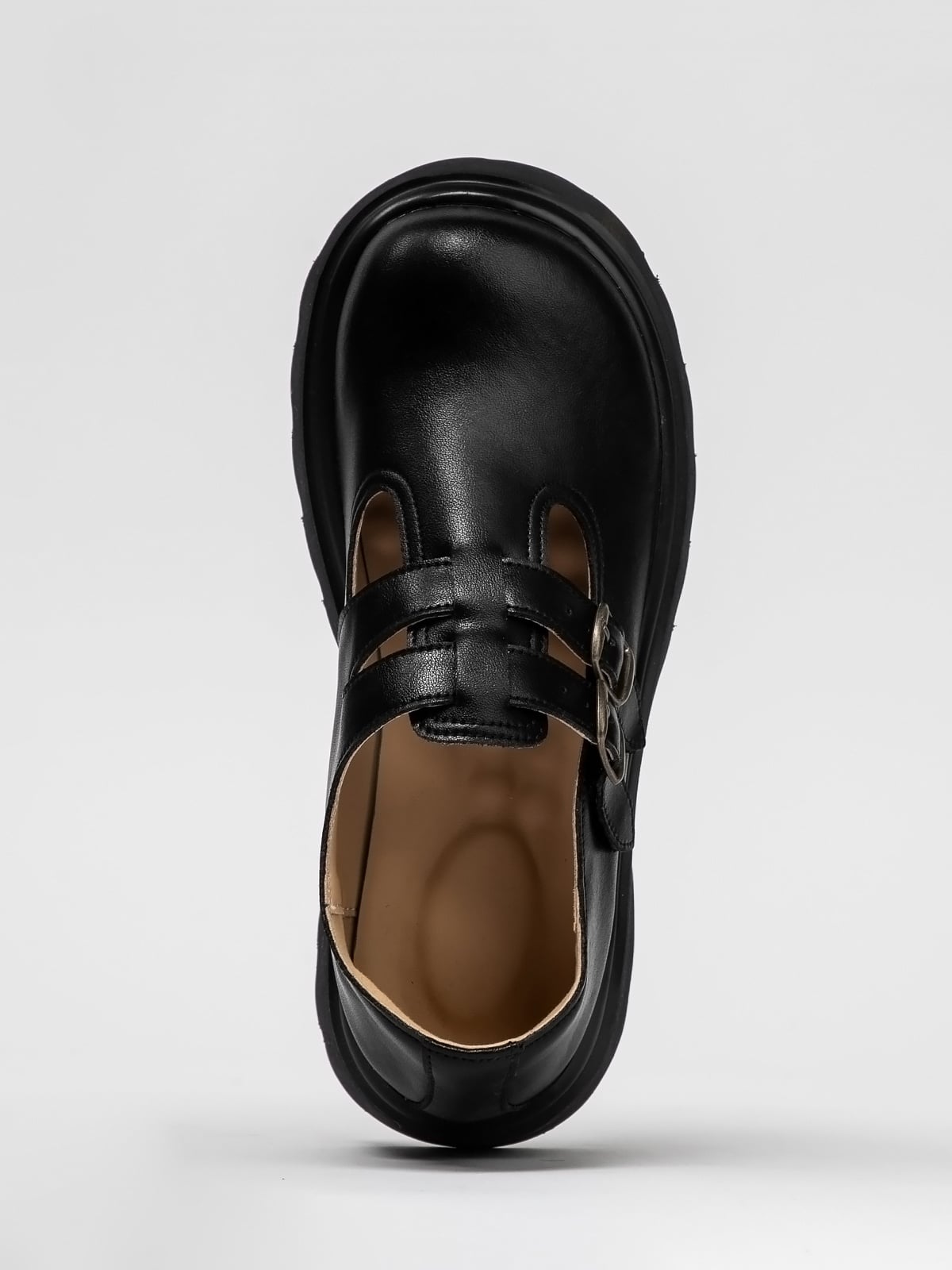 Women's leather footwear by L'ARTE MILANO, showcasing stylish leather shoes with elegant design and polished finish.