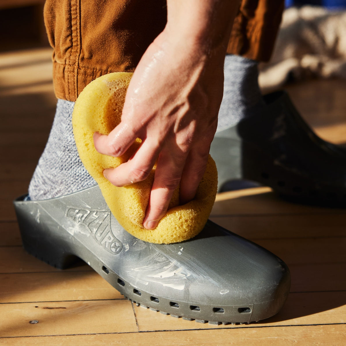Metallic grey Calzuro Classic clogs without holes, made for comfort and durability, shown on a clean background.