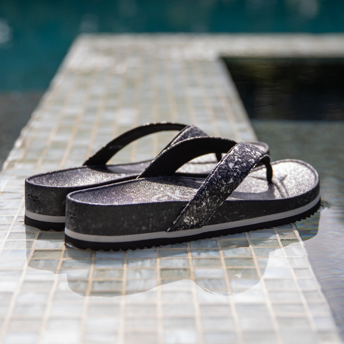 Fleks West Beach Flip Flop in Night color, featuring comfortable straps and rubber sole, perfect for casual beachwear.