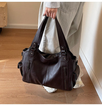 Large capacity CD single-shoulder crossbody tote bag for women, stylish commuter handbag with spacious interior and adjustable strap