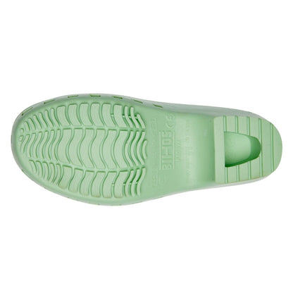 Calzuro Classic clogs in pistachio green with non-slip sole, showing the bottom view of the footwear.
