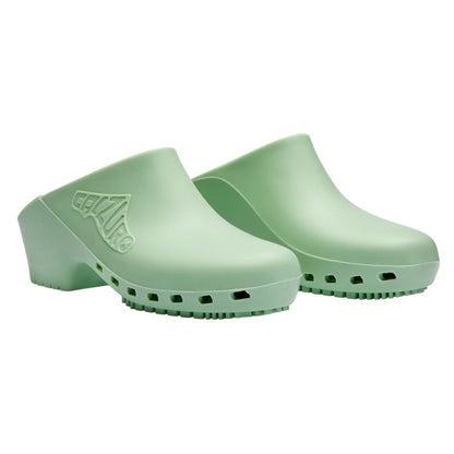 Calzuro Classic clogs in pistachio green without holes, featuring a smooth, durable rubber design for comfortable wear.