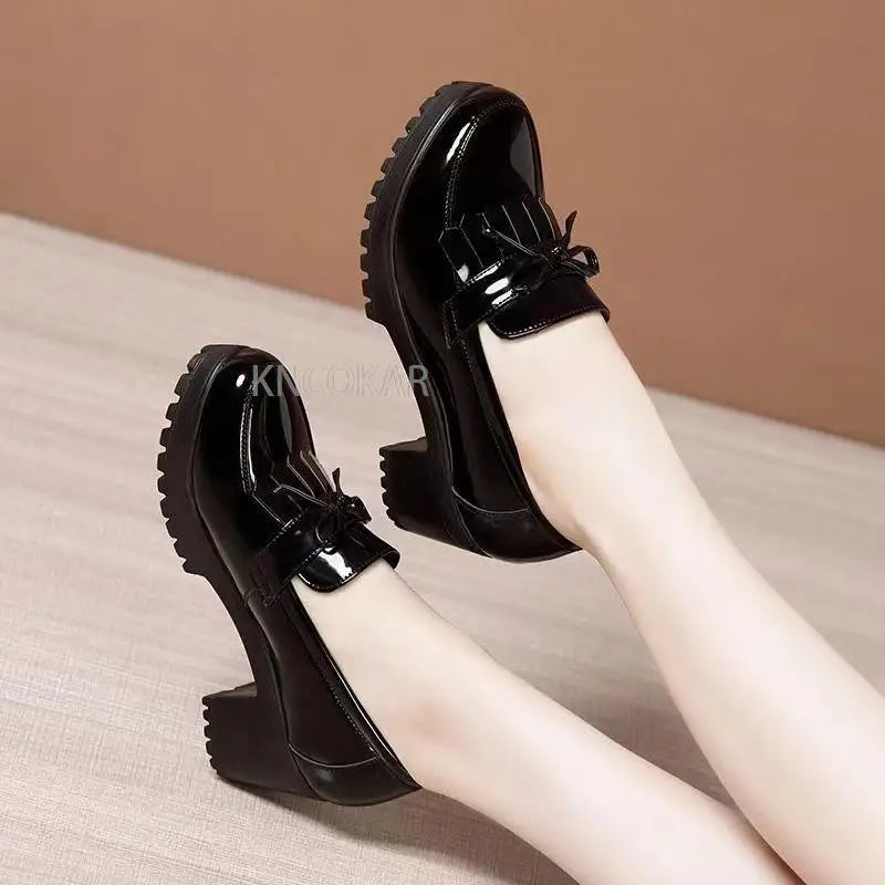 Lacquer leather medium heel thick heel shoes for women in autumn 2023 new thick sole waterproof platform British style fashion