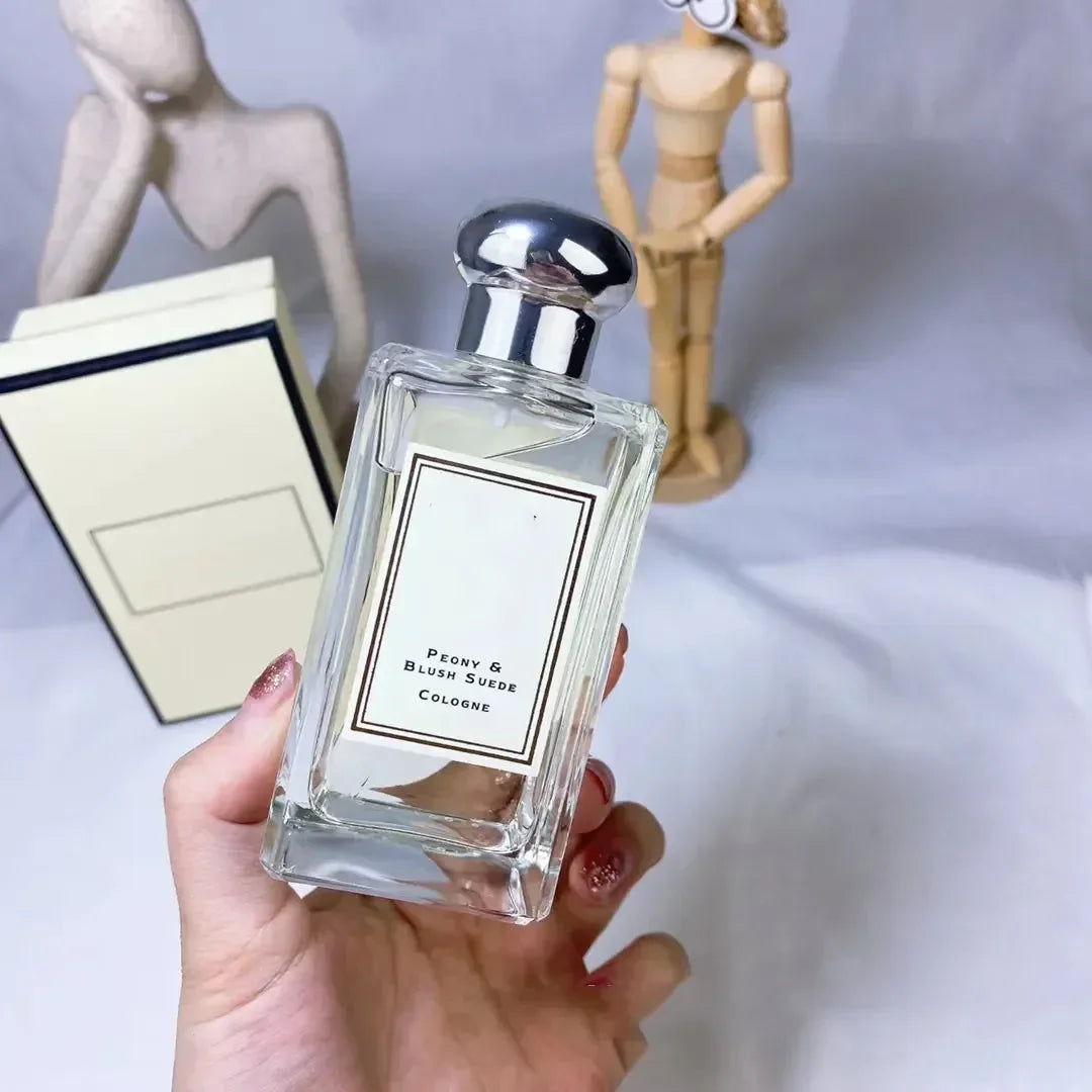 Blushimmer Daily Hot perfume spray for women and unisex, 100ml bottle with long-lasting floral blossom fragrance.