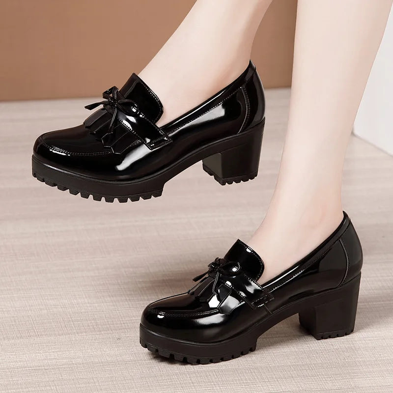 Lacquer leather medium heel thick heel shoes for women in autumn 2023 new thick sole waterproof platform British style fashion