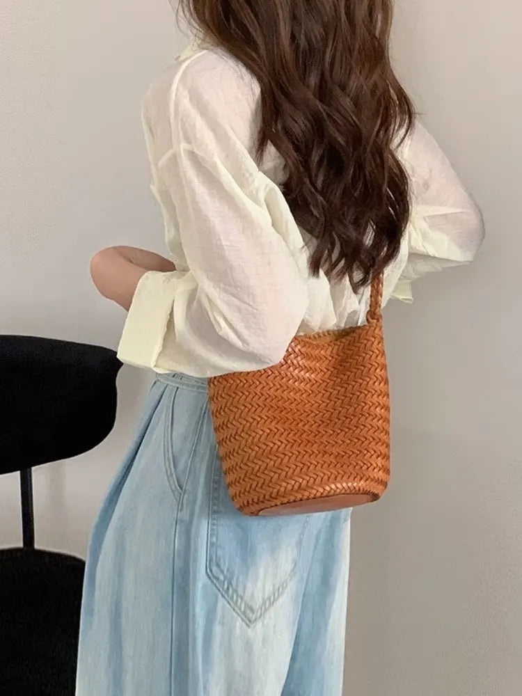 Herringbone hand-woven bucket bag for women, large capacity, high-end versatile handbag, shoulder bag, underarm crossbody bag.