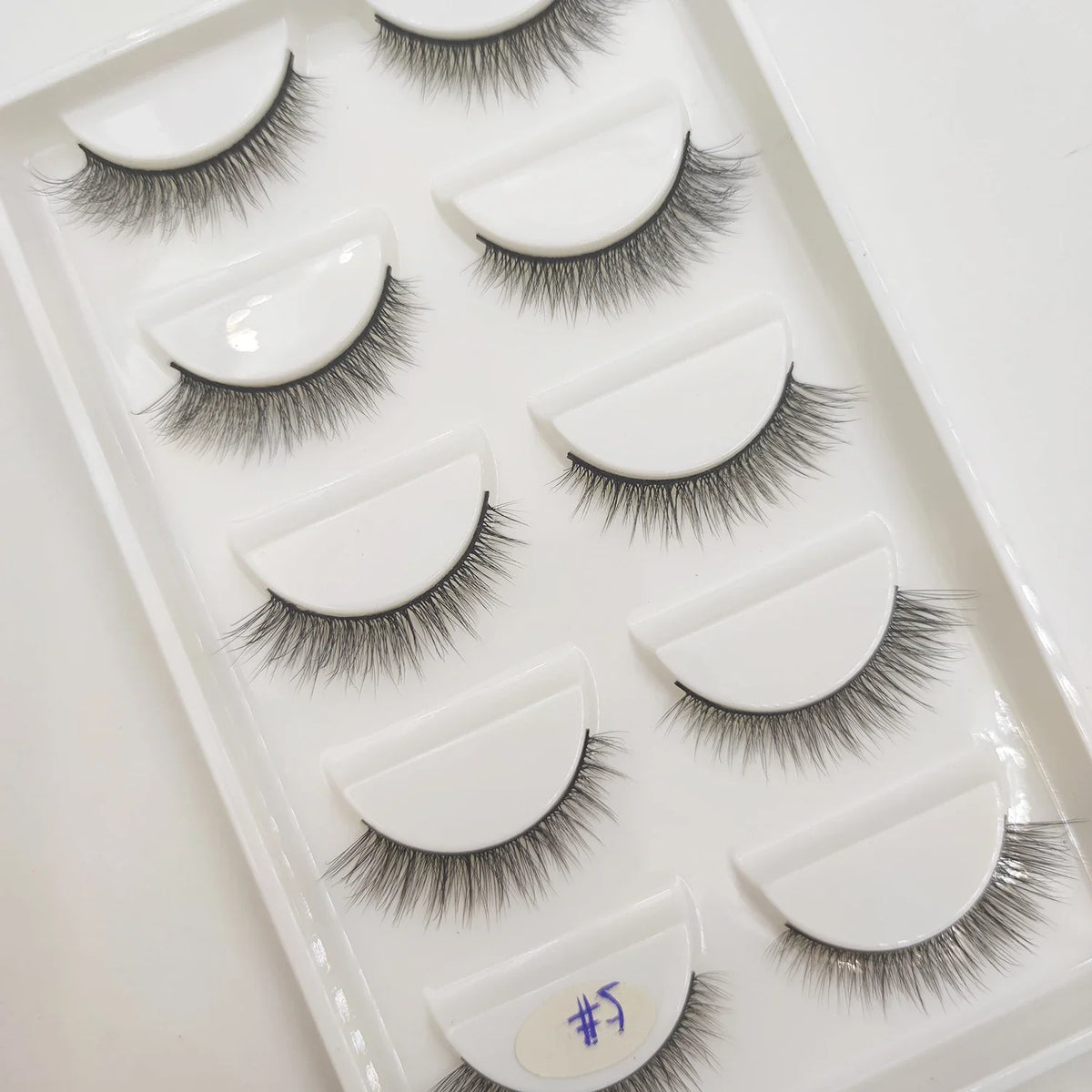 Set of 5 pairs of natural 3D mink false eyelashes by Blushimmer, showcasing fluffy, voluminous eyelash extensions for makeup.
