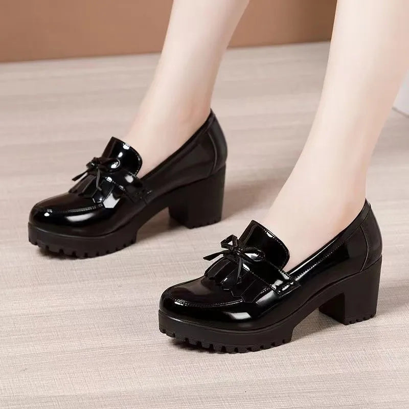Lacquer leather medium heel thick heel shoes for women in autumn 2023 new thick sole waterproof platform British style fashion