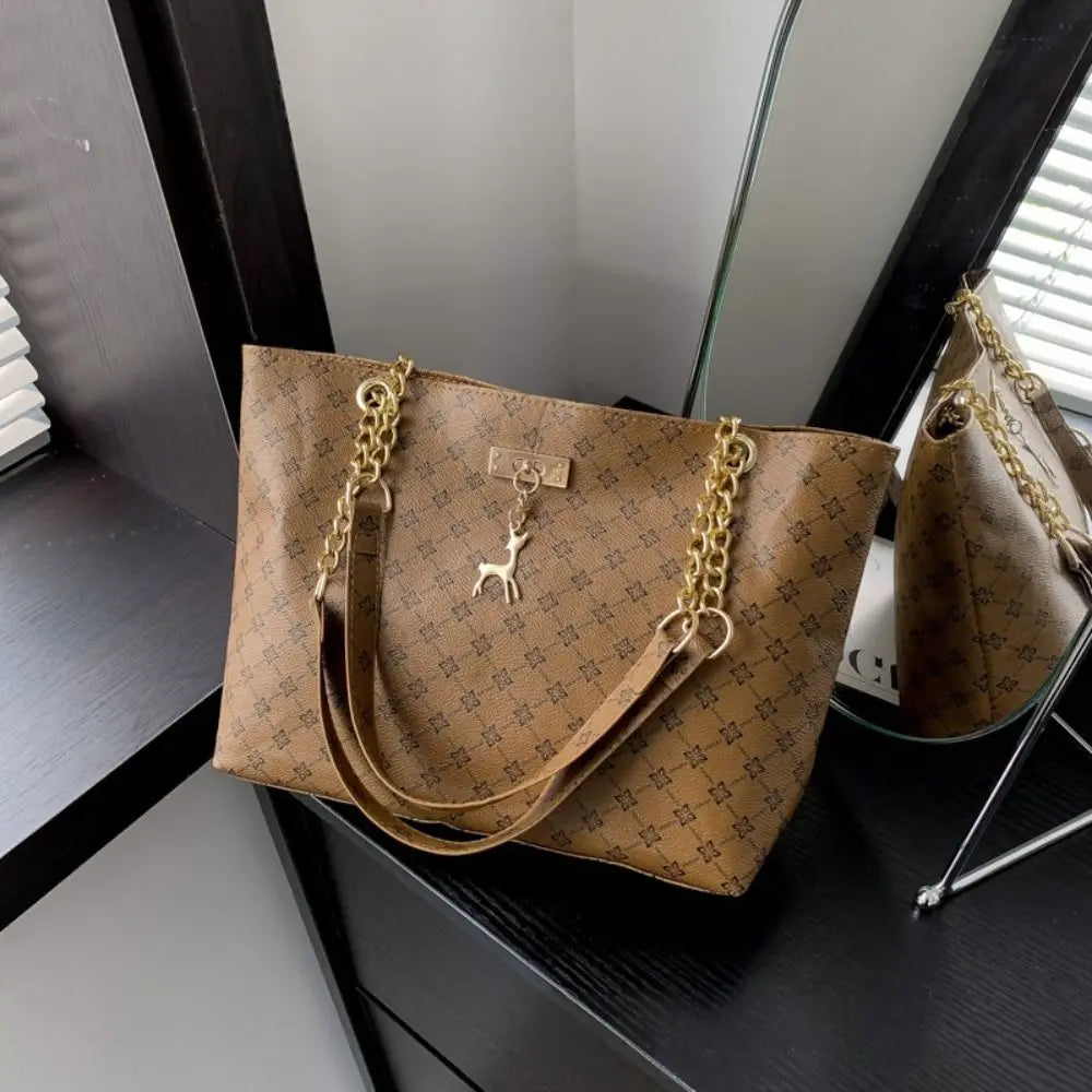 Luxury women's tote bag with large capacity, printed design, shoulder strap, ideal for shopping and everyday use.