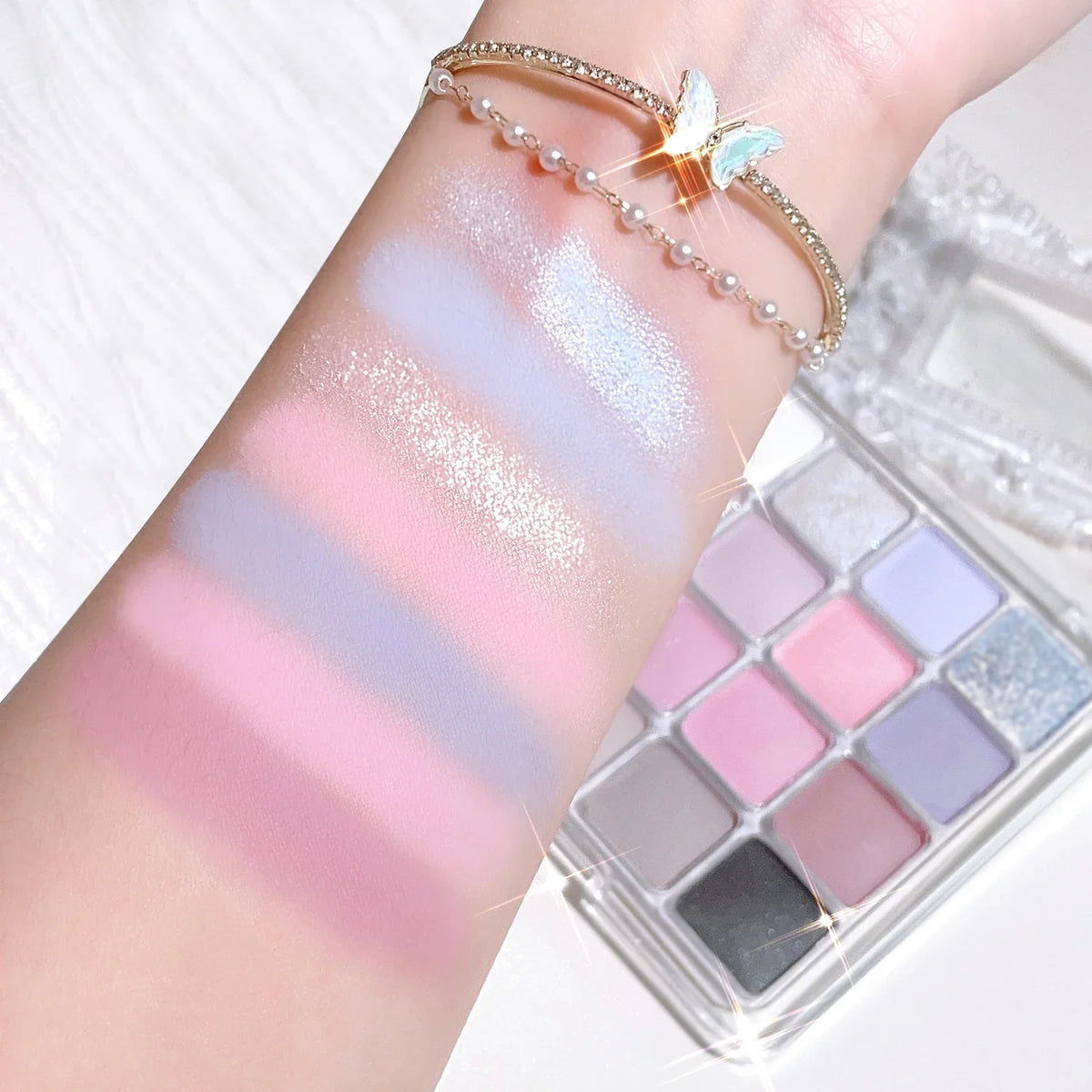 Xiaoyumi 16-color Sunset Eyeshadow and Highlighter Palette with warm shades, featuring a variety of matte and shimmer finishes.