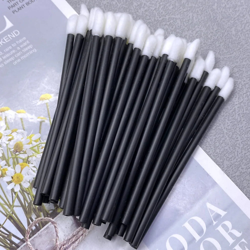 Set of 500 disposable lip and eyelash brushes, including mascara wands and applicators from Blushimmer for eyelash extensions.