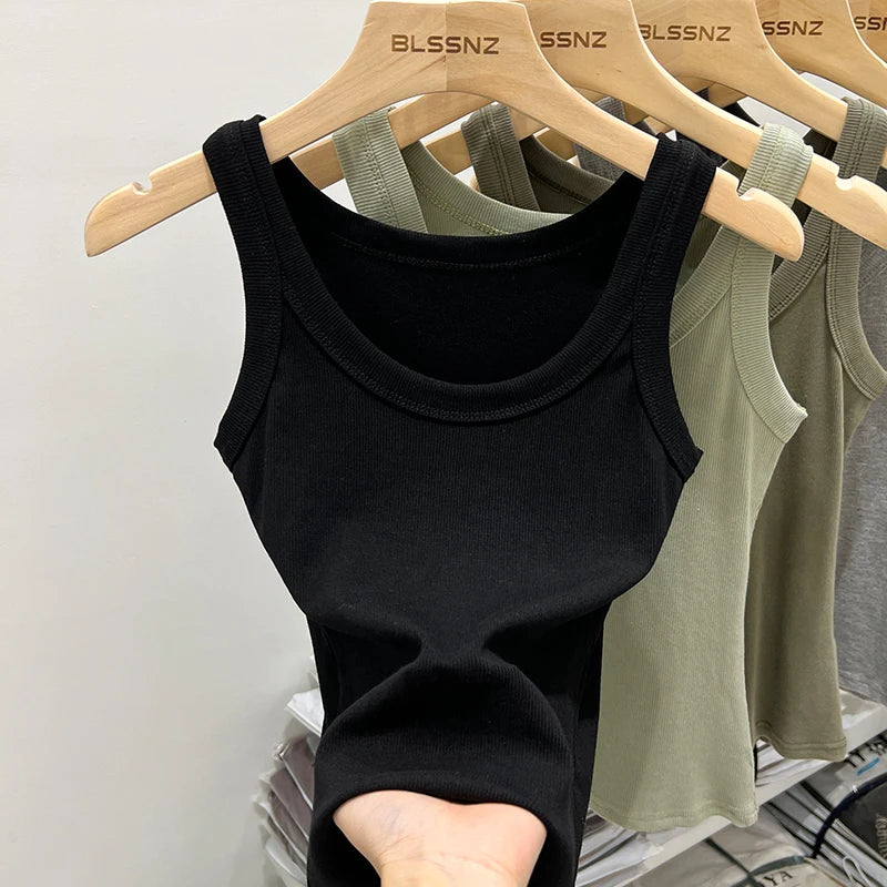 Zjaiss women’s solid ribbed round neck tank top in neutral color, close-up of fabric texture and O-neck design.