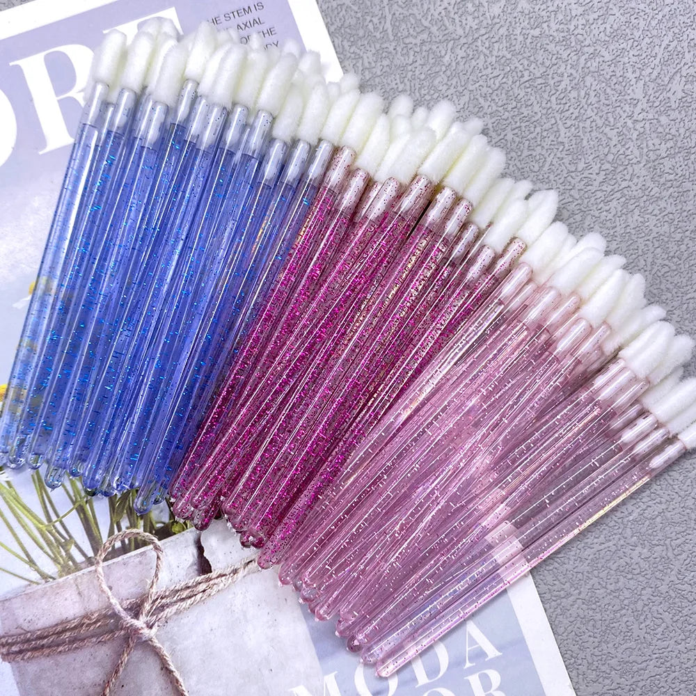 Set of wholesale disposable lip brushes by Blushimmer, ideal for lipstick and gloss application, with 50 or 1000 pieces included.