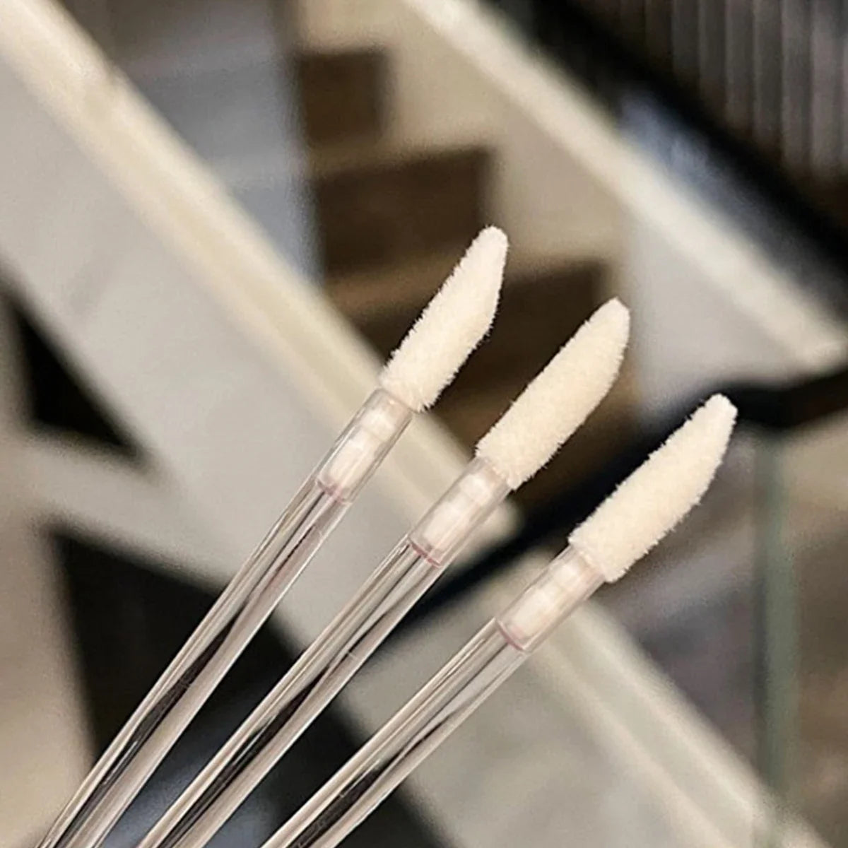 Set of 100/300 crystal lip brush applicator wands for lipstick and gloss, ideal for eyelash extension and makeup application.