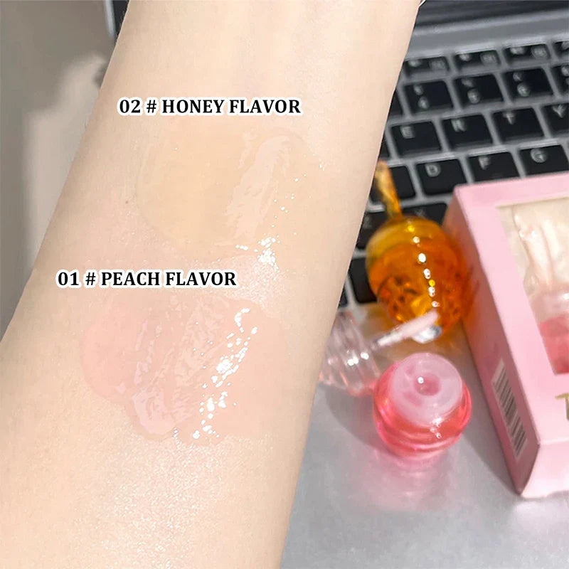 Blushimmer Kleines Honeypot Lippenöl with water-based, moisturizing, and fading lip pattern in a small jar on a white background.