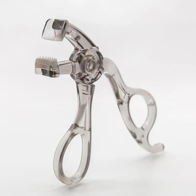 Blushimmer frameless toothed eyelash curler with wide-angle clip for professional, lasting curl and portable eye makeup styling.
