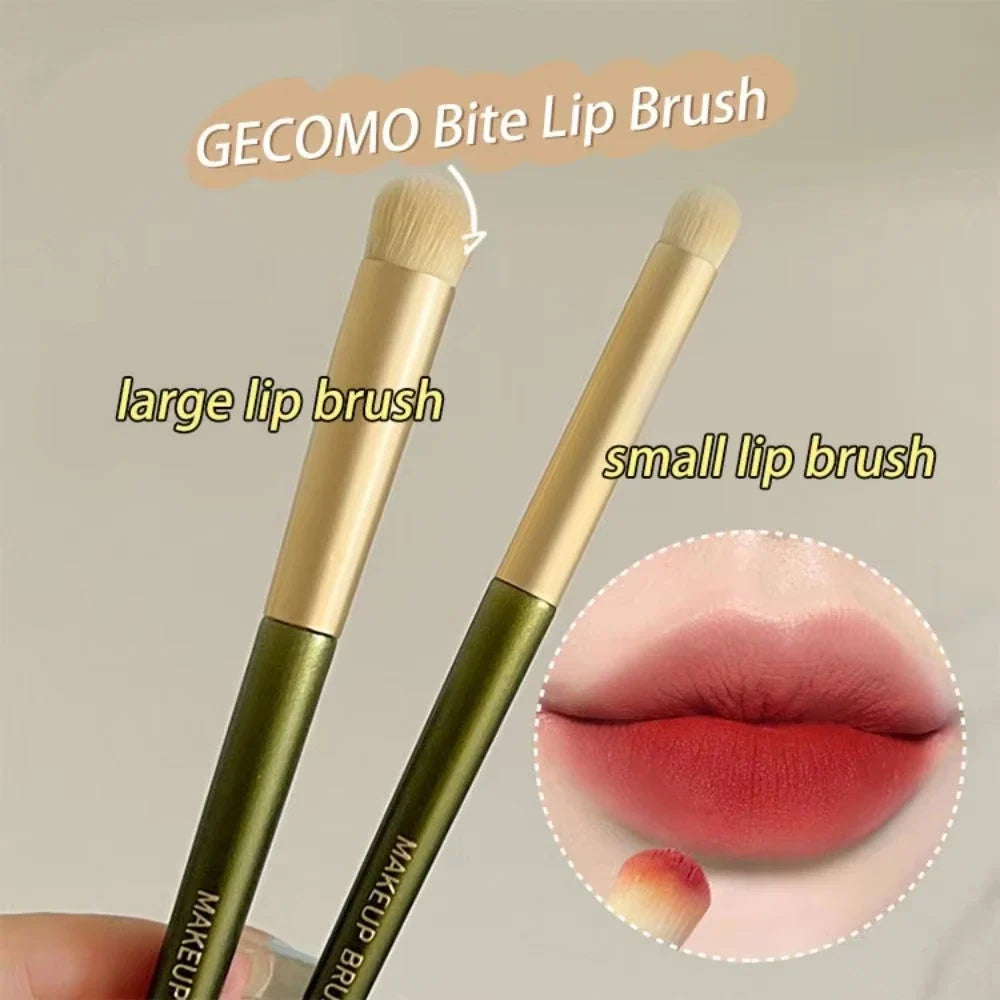Blushimmer GECOMO round head lipstick and concealer brush for precise lip makeup and smudging in a close-up image.