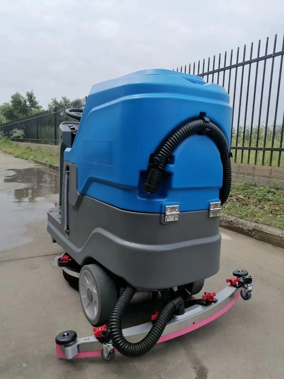 Commercial Scrubber Cleaning Equipment 2-Brushes Ride-on Floor Scrubber Dryer Electric 24V Professional Floor Cleaning Tool