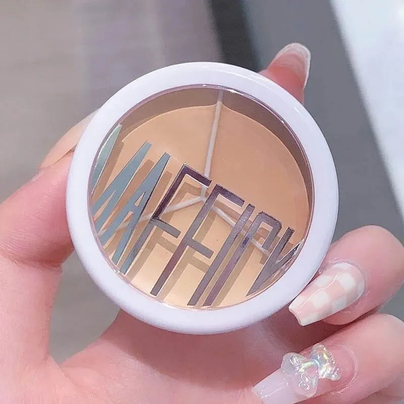 Blushimmer 3-color concealer palette with shades for covering dark circles and blemishes around eyes and face.