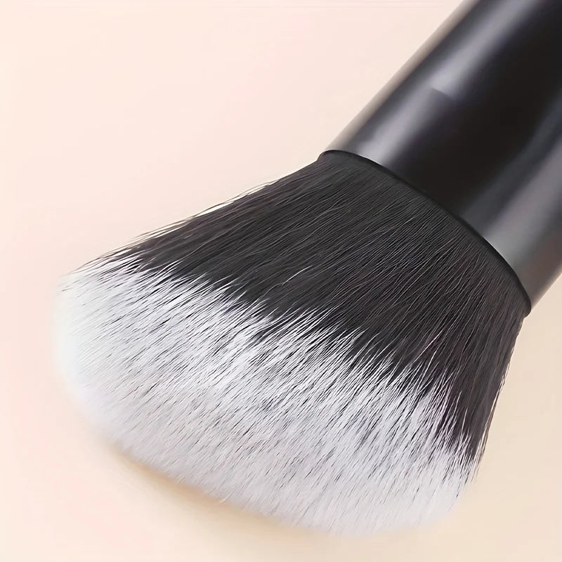 1 Angled Blush And Contour Brush, Makeup Brush, Foundation Brush, Perfect for Cheeks, Forehead, Chin, Nose, Blending And Shaping
