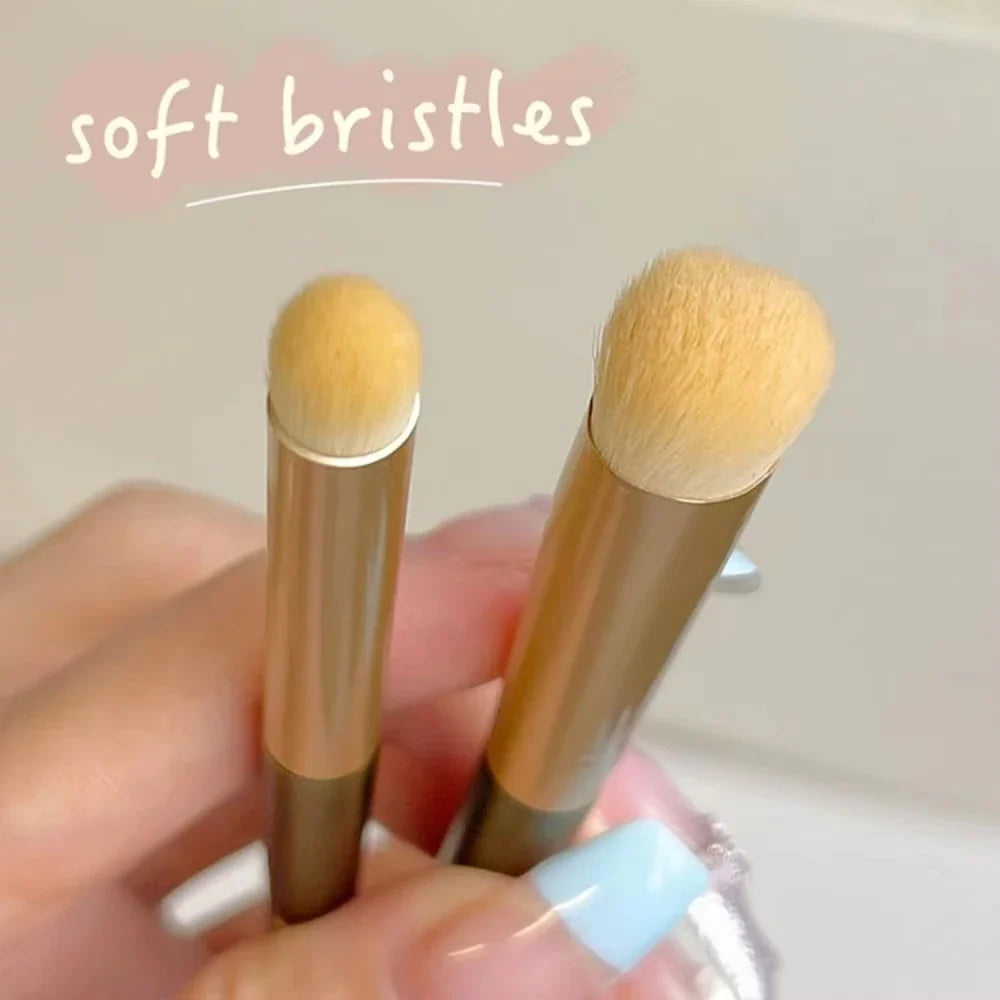 Blushimmer GECOMO round head lip brush for lipstick application, blending, and concealer in a sleek, multi-function makeup tool.