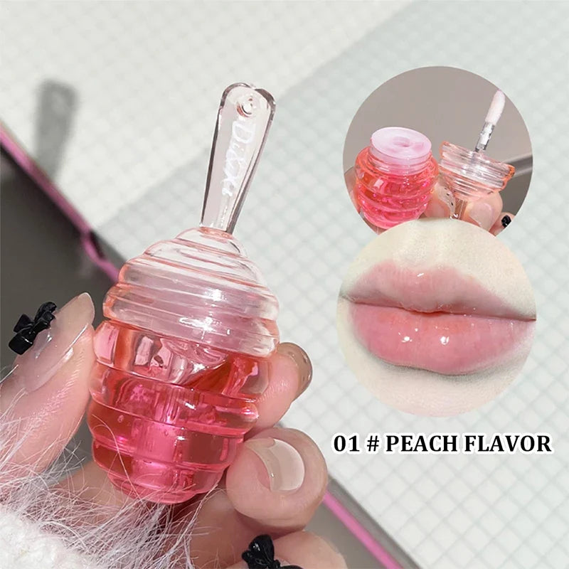 Blushimmer Kleines Honeypot Lippenöl with water-based moisturizing lips balm and subtle lip pattern on a clear container