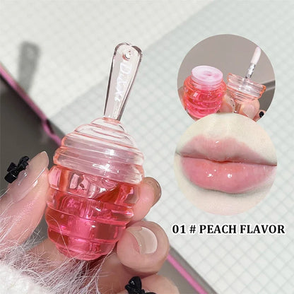 Blushimmer Kleines Honeypot Lippenöl with water-based moisturizing lips balm and subtle lip pattern on a clear container