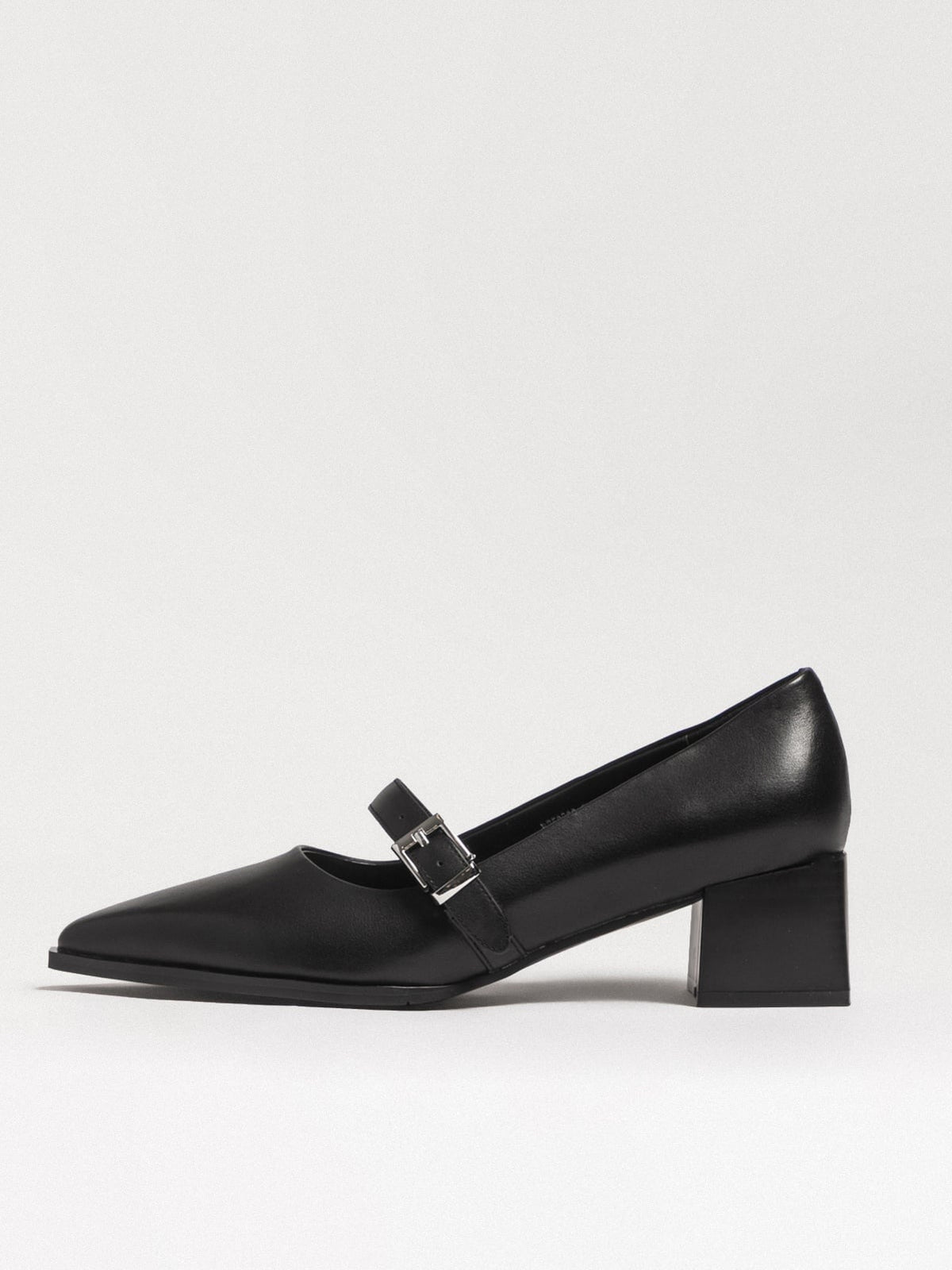 Women's black leather shoes by L'ARTE MILANO, stylish footwear with sleek design and polished finish.