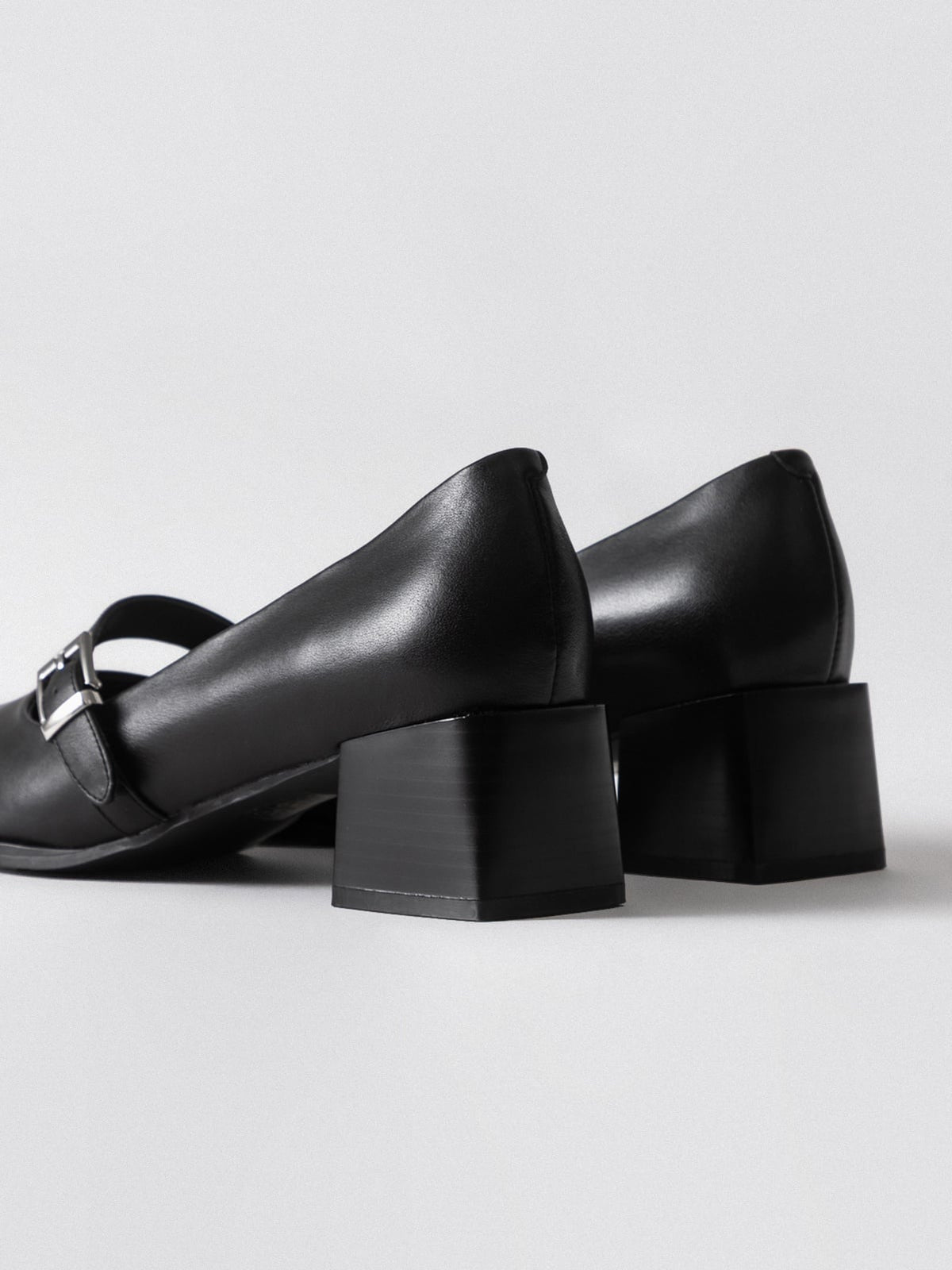 Black women's leather shoes by L'ARTE MILANO, showcasing stylish footwear with sleek design and smooth leather finish.