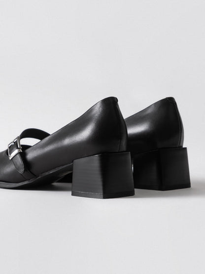 Black women's leather shoes by L'ARTE MILANO, showcasing stylish footwear with sleek design and smooth leather finish.