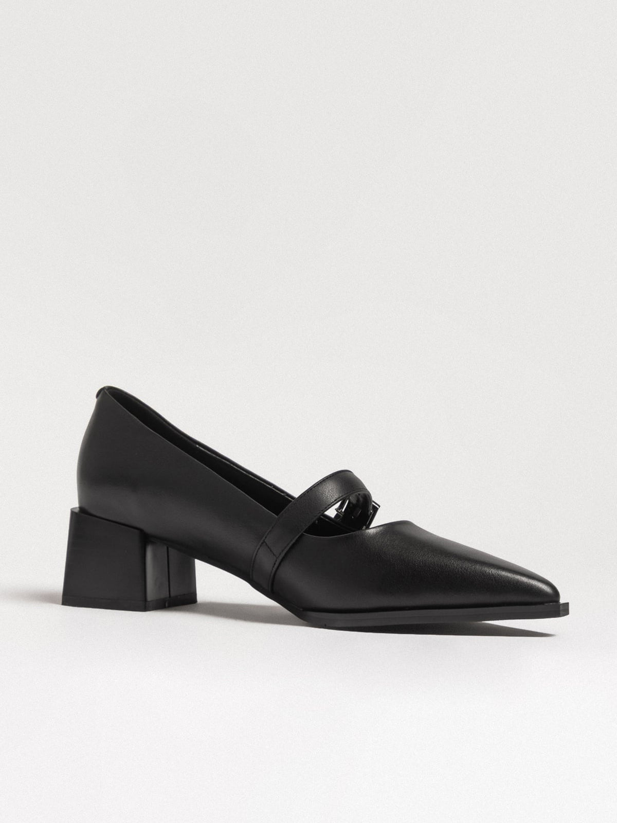 Black women's leather shoes by L'ARTE MILANO, stylish footwear with sleek design and smooth leather finish.