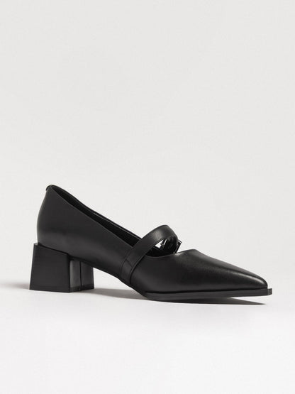 Black women's leather shoes by L'ARTE MILANO, stylish footwear with sleek design and smooth leather finish.