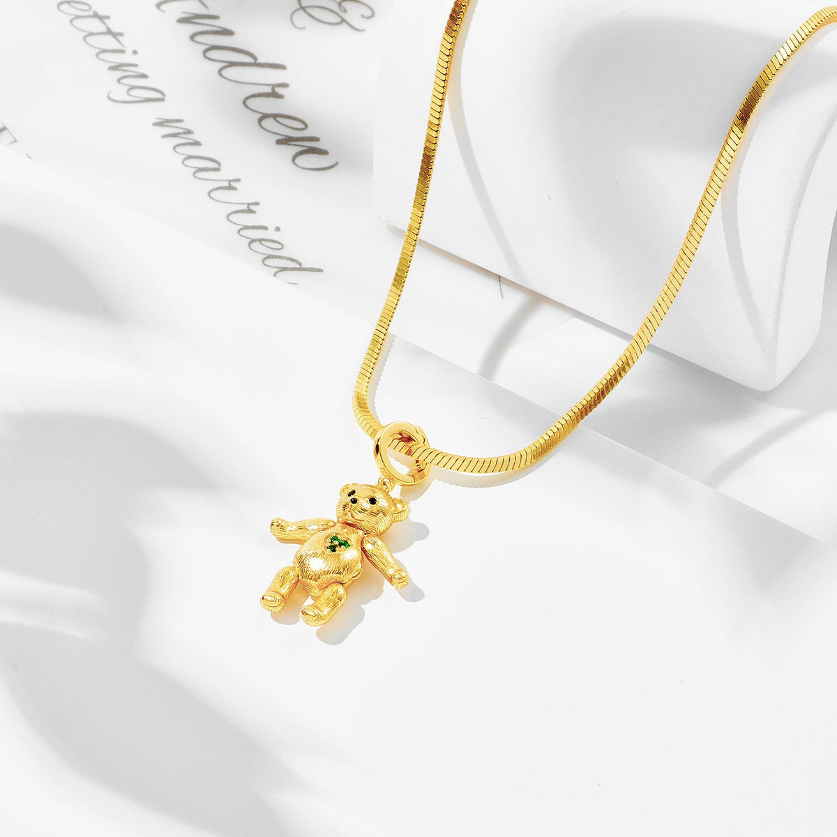 Cute bear pendant necklace, fashionable bear-shaped jewelry design