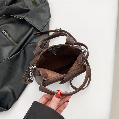 Stylish simple versatile shoulder crossbody handbag in a modern design